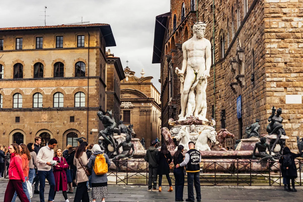 Besucher am Neptunbrunnen auf der Piazza della Signoria