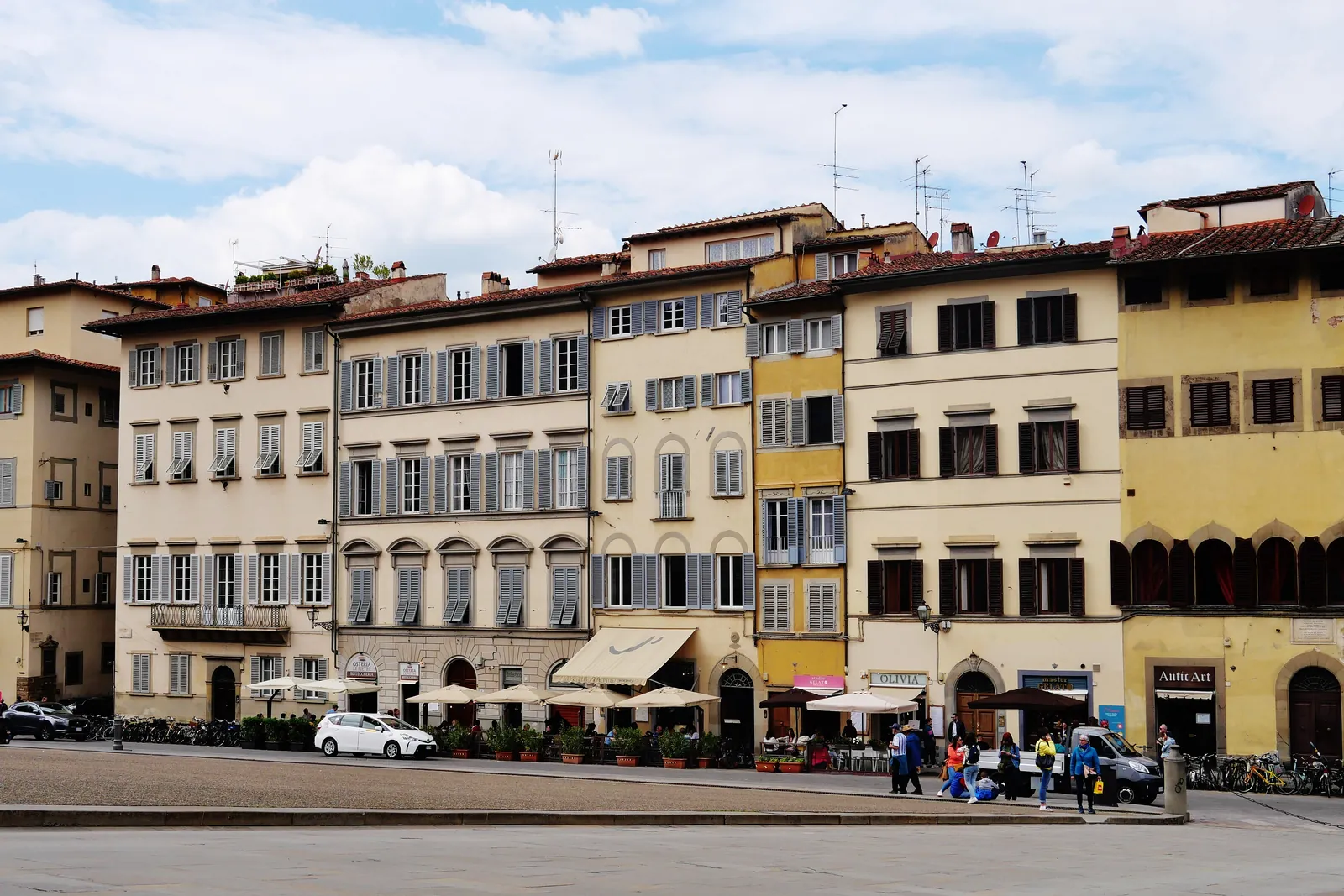 The houses facing Palazzo Pitti across Piazza de' Pitti, where Pitti Gola e Cantina is